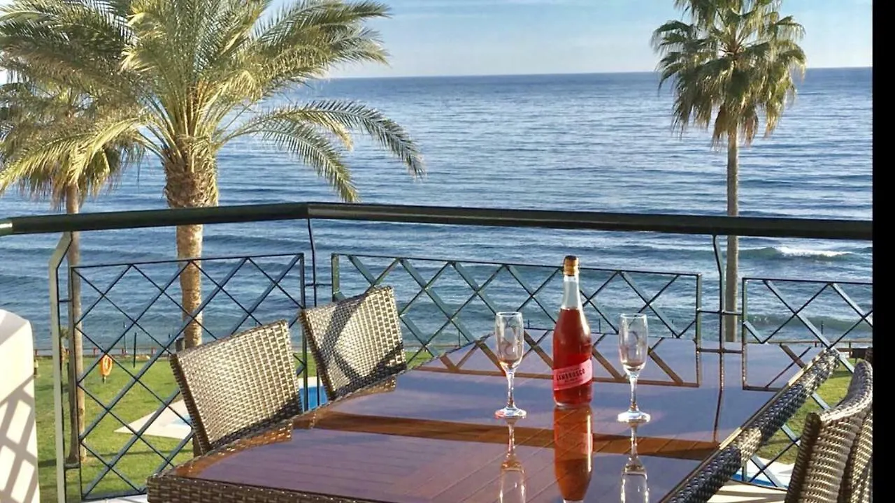 Mi Capricho A16 Beachfront Apartment Sitio de Calahonda