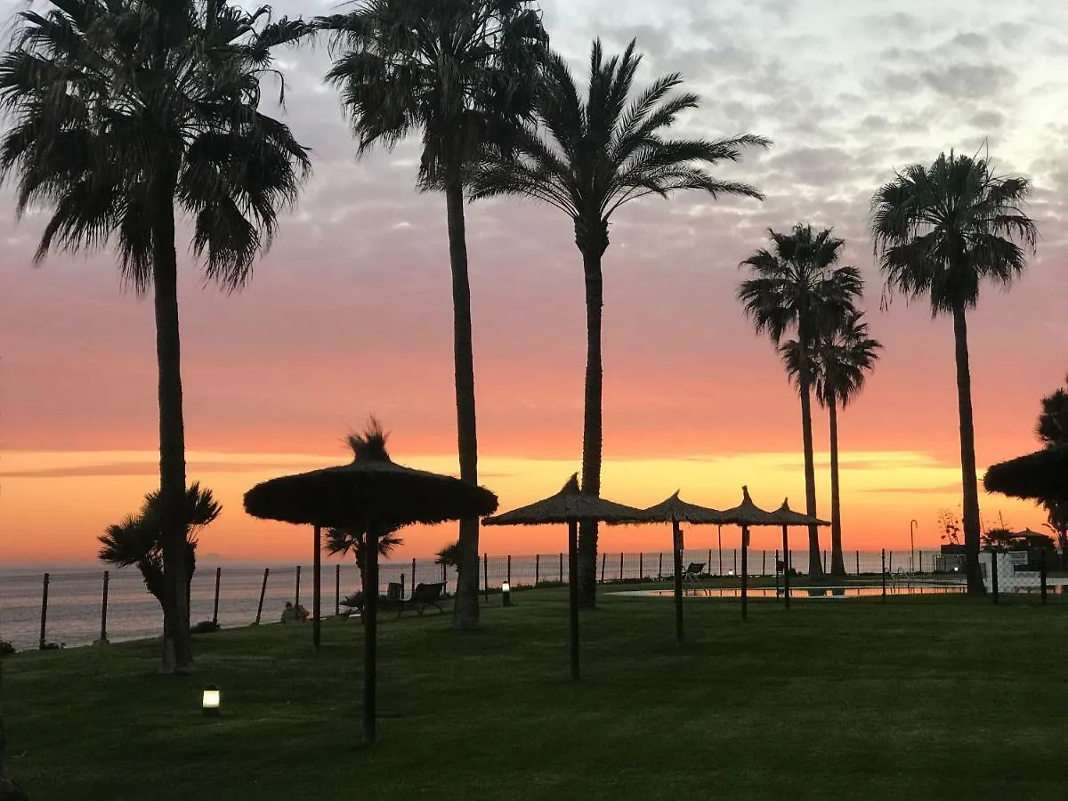 Mi Capricho A16 Beachfront Apartment Sitio de Calahonda