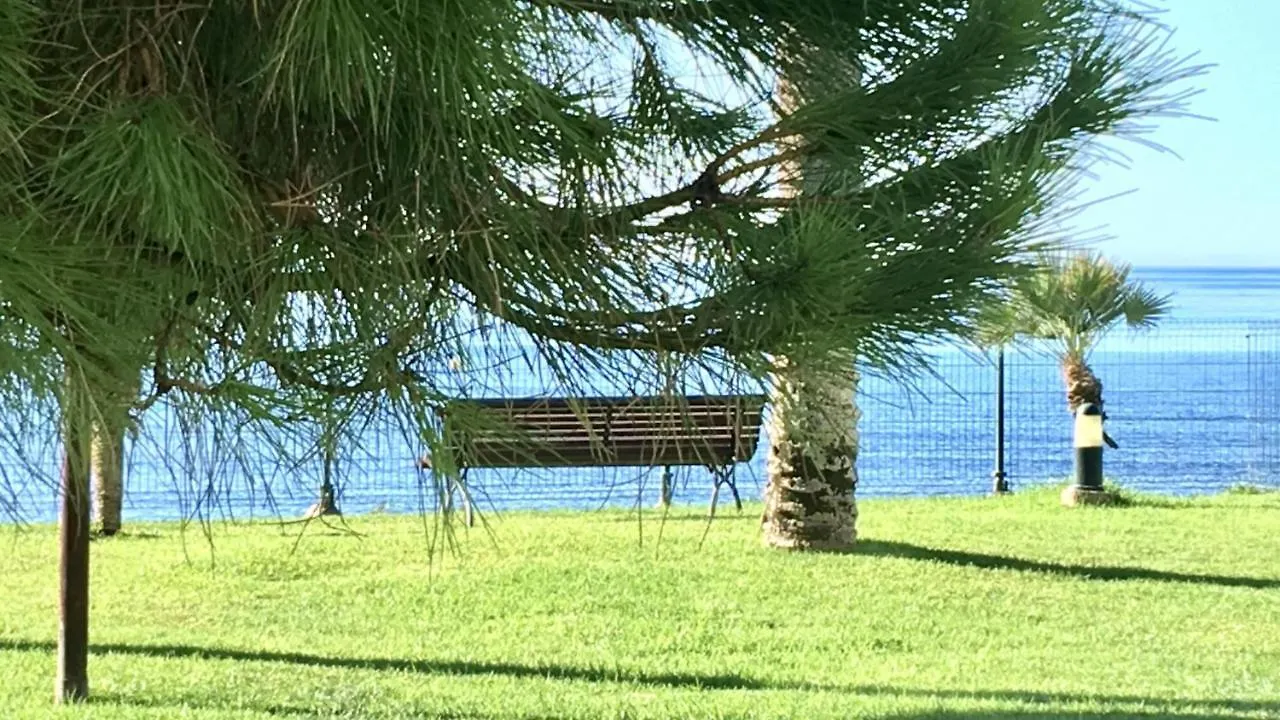 Mi Capricho A16 Beachfront Apartment Sitio de Calahonda